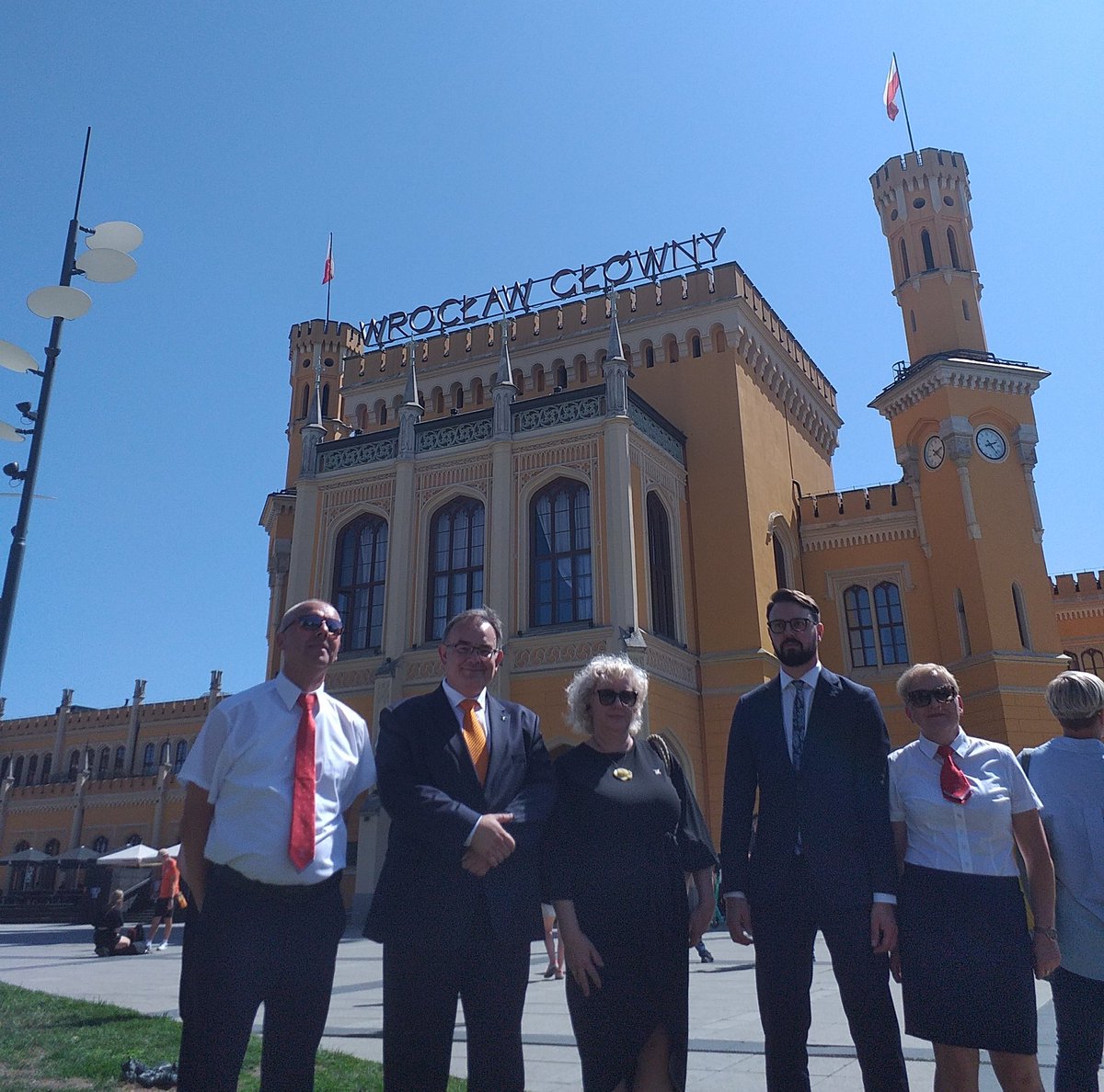 Od 1 sierpnia ponownie działa wrocławska URBANCARD na pokładach <a href="/POLREGIO_PL/">POLREGIO</a> i <a href="/KolejeD/">Koleje Dolnośląskie</a>. Porozumienie przewoźników z Miastem Wrocław umożliwia pasażerom podroż na biletach od 24h w górę i okresowych imiennych pociągami obydwu spółek na terenie Wrocławia. 
Fot: przedstawiciele PR