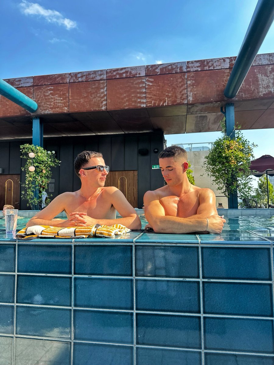 notsnapcam's tweet photo. Pool boys 🤿 https://t.co/hGmWt719zQ