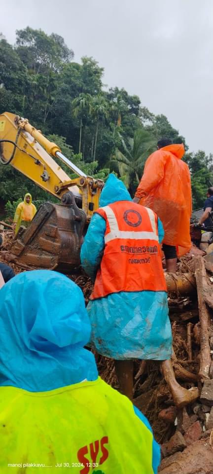 rajeshpadmar's tweet photo. RSS Swayamsevaks, Seva Bharati Volunteers joined in for rescue works at 
landslide areas of Chooralmala, Wayanad, Kerala. #WayanadLandslide https://t.co/lO9pJkKBnd