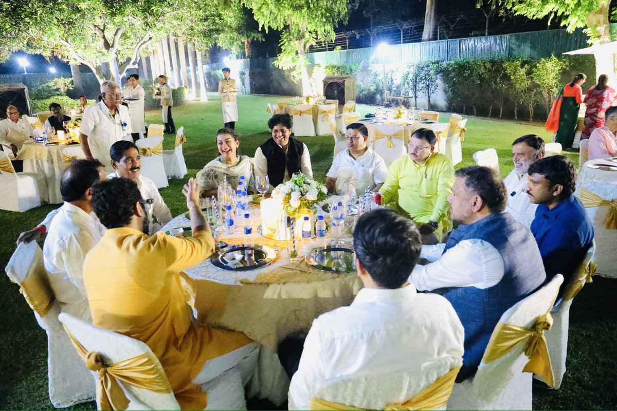 ShayarImran's tweet photo. महाविकास अघाड़ी के वरिष्ठतम नेता जनाब शरद पवार साहब के आमंत्रण पर उनके दिल्ली स्थित आवास पर इंडिया ब्लॉक के महाराष्ट्र के तमाम सांसदों ने दावत में शिरकत की, आगामी महाराष्ट्र चुनाव को लेकर अघाड़ी के सभी घटक दल तैयार हैं और महाराष्ट्र में बड़े बहुमत से सरकार बनायेंगे।
@PawarSpeaks https://t.co/LTMYa1qQao