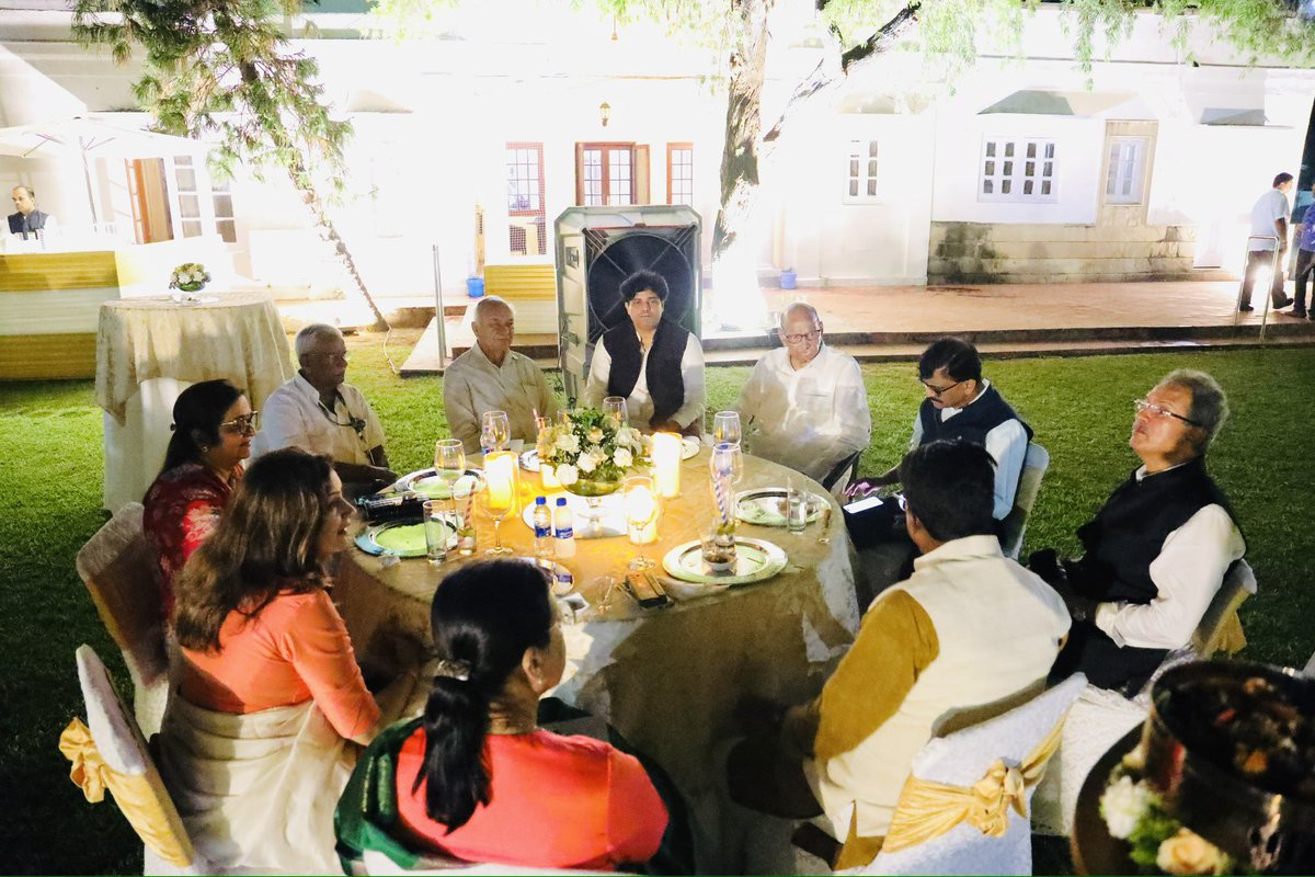 ShayarImran's tweet photo. महाविकास अघाड़ी के वरिष्ठतम नेता जनाब शरद पवार साहब के आमंत्रण पर उनके दिल्ली स्थित आवास पर इंडिया ब्लॉक के महाराष्ट्र के तमाम सांसदों ने दावत में शिरकत की, आगामी महाराष्ट्र चुनाव को लेकर अघाड़ी के सभी घटक दल तैयार हैं और महाराष्ट्र में बड़े बहुमत से सरकार बनायेंगे।
@PawarSpeaks https://t.co/LTMYa1qQao