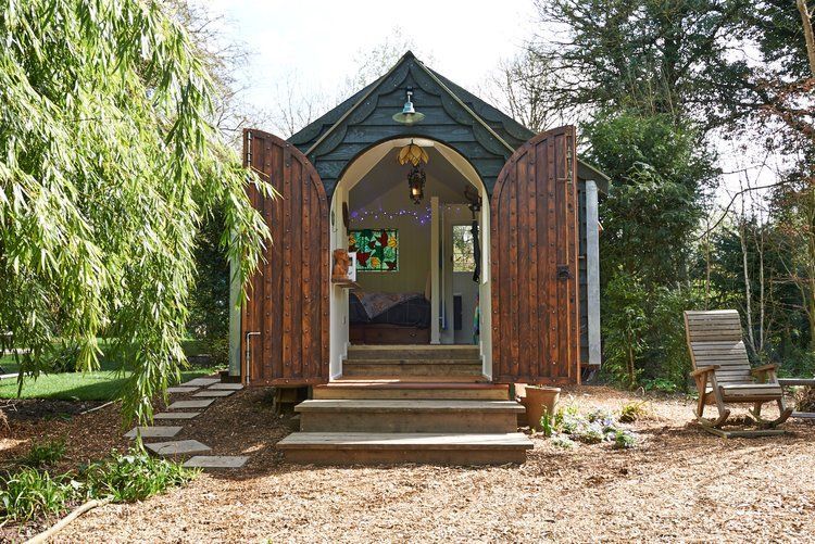TheHolidayCots's tweet photo. Discover a secluded woodland getaway less than an hour from London at Chiltern Yurt Retreat, perfect for a mid-week or weekend getaway!

🛏️ Sleeps 1-2
https://t.co/fQP1h1MUZV 

#ChilturnYurtRetreat #Woodland #Getaway #WeekendEscape #MidWeekBreak #Explore #Buckinghamshire #Nature https://t.co/2Iorw5A7Cg