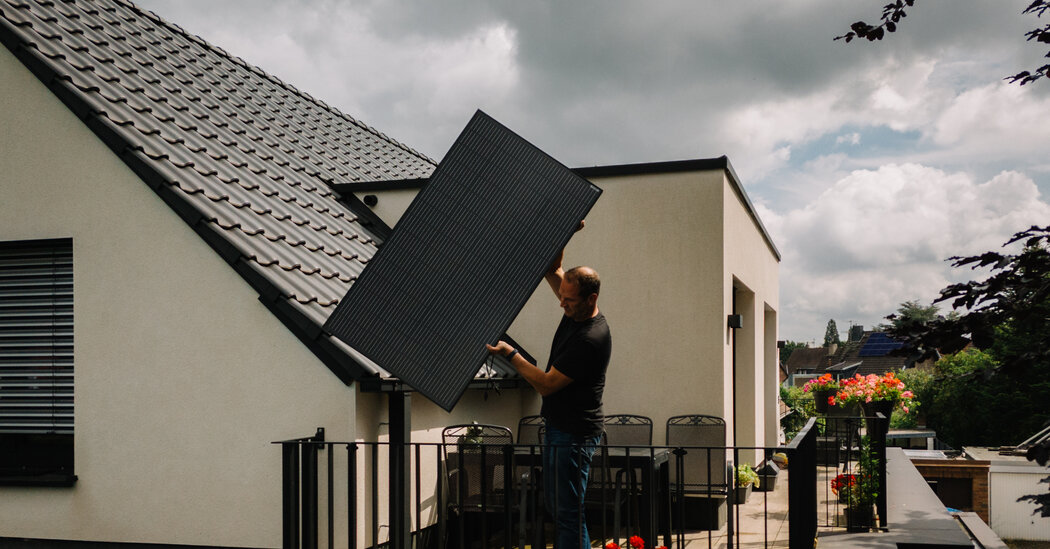 Balconies across Germany are transforming into mini power plants! With easy-to-install, affordable solar panels, residents are harnessing the sun's energy like never before!

Via @NYTimes  

#SolarPower #ClimateAction #EnergyTransition #Europe

ow.ly/OrqX50SMQFG