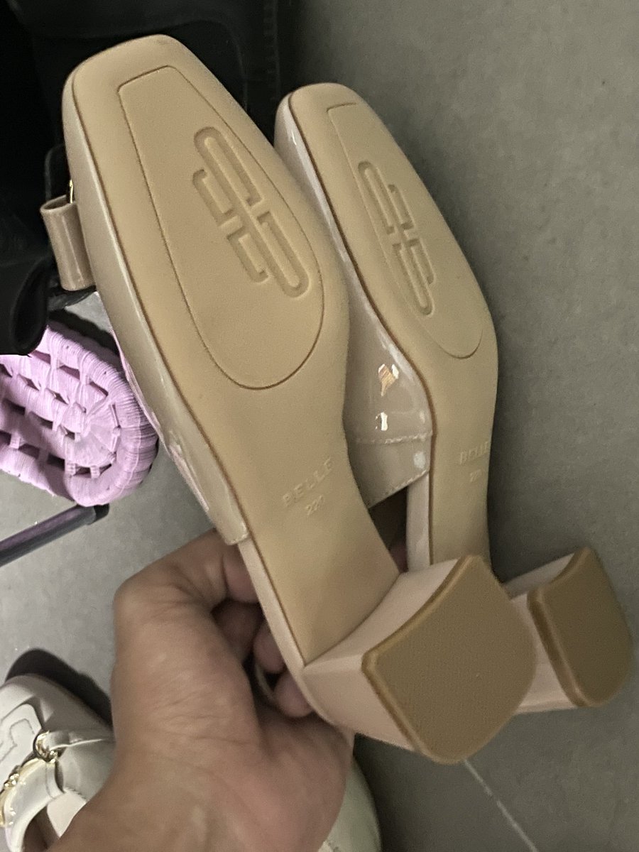 应该是刚买的高跟皮凉鞋，还没穿出门呢，先给她打满后再穿，要不然怎么会有味道呢 #高跟鞋 #扫楼打胶 #扫楼 #小皮鞋