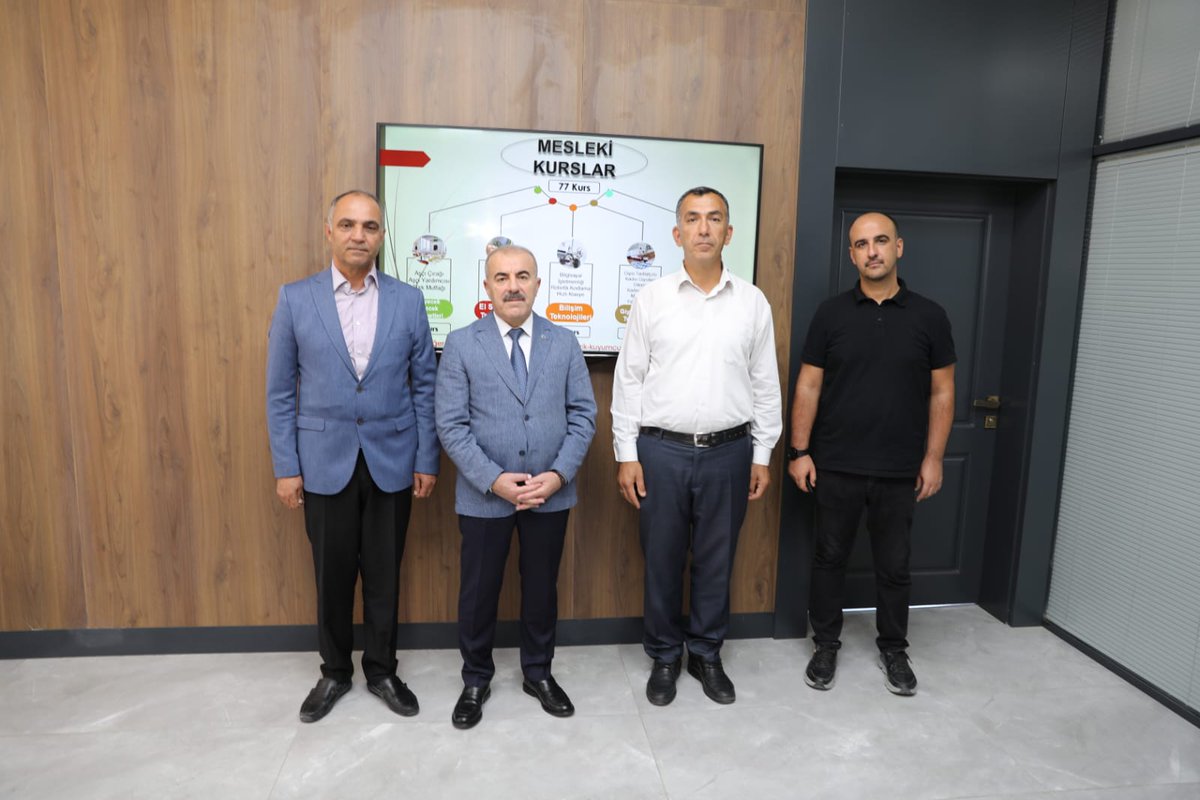 Murat69_Demir's tweet photo. 2024-2025 eğitim öğretim yılında açılacak kurslar ve yapılan hazırlıklarla ilgili, İl Md. Yrd. Sabahattin Sümer ve Artuklu Halk Eğitimi Merkezi yöneticileri ile bir araya geldik.
Sunumlarından dolayı arkadaşlarımıza teşekkür ediyoruz.
@Yusuf__Tekin 
@tuncay_akkoyun https://t.co/yZB8b3pPdP