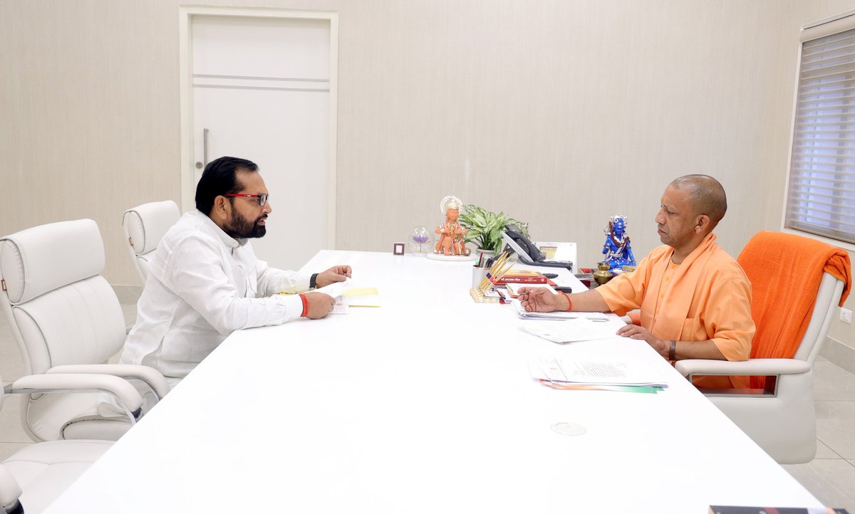 subhashbjpbrh's tweet image. आज उत्तर प्रदेश सरकार के लोकप्रिय मुख्यमंत्री माननीय @myogiadityanath जी से उनके सरकारी आवास पर शिष्टाचार भेंट कर #क्षेत्र के #विकास_योजनाओं के बारे में चर्चा कर मार्गदर्शन प्राप्त किया

@myogioffice
 दिनांक : 30. जुलाई. 2024
5 कालिदास मार्ग लखनऊ