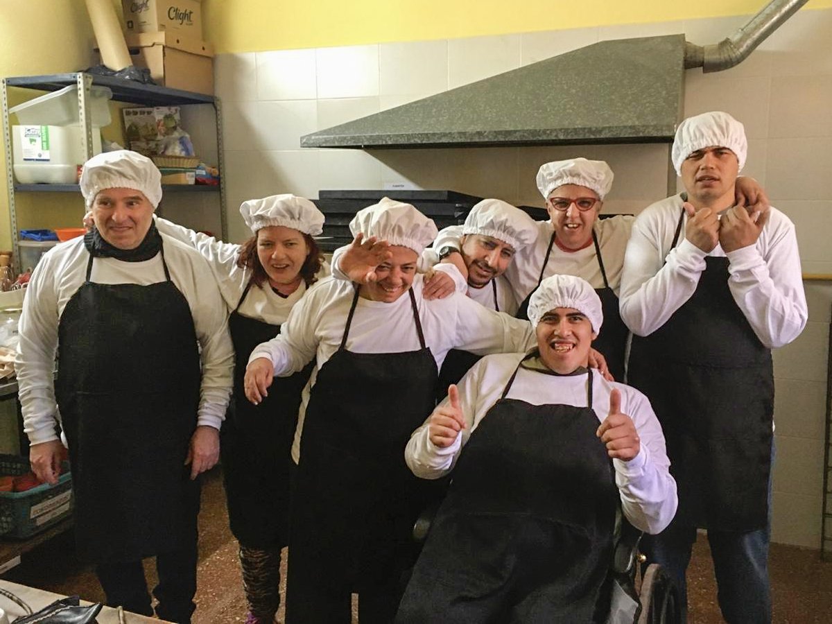 EMPRENDEDORES
“Hornito Don Orione” 
🍞🥯🥖🥐🍩🍪
En pos de favorecer la autodeterminación y el ejercicio de la vida independiente de los residentes, se los capacita en la elaboración de productos de panadería para su posterior venta.