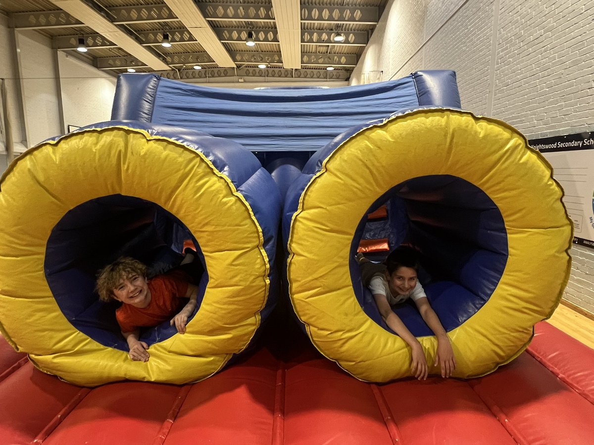 MarkKingRCF's tweet image. 🗓️DAY 13🗓️
KSS PARTNERS SUMMER PROGRAM 

Inflatable Fun Day 🛝
Hot Breakfast and Lunch 🥞🍳🍕
Smiles on everyone’s faces (especially the staff) 😃🤩

@KnightswoodSec 
@RFC_Charity 
@Mollie_FARE 
@FARE_Scotland 
@GlasgowNWPolice 
@jamie57539237 
@KSS_Partners