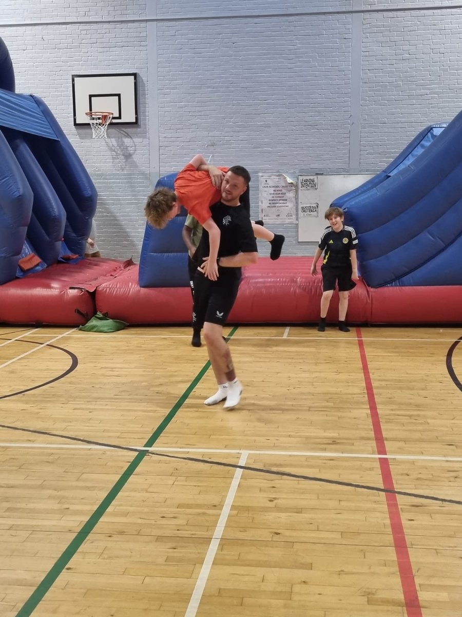 MarkKingRCF's tweet image. 🗓️DAY 13🗓️
KSS PARTNERS SUMMER PROGRAM 

Inflatable Fun Day 🛝
Hot Breakfast and Lunch 🥞🍳🍕
Smiles on everyone’s faces (especially the staff) 😃🤩

@KnightswoodSec 
@RFC_Charity 
@Mollie_FARE 
@FARE_Scotland 
@GlasgowNWPolice 
@jamie57539237 
@KSS_Partners