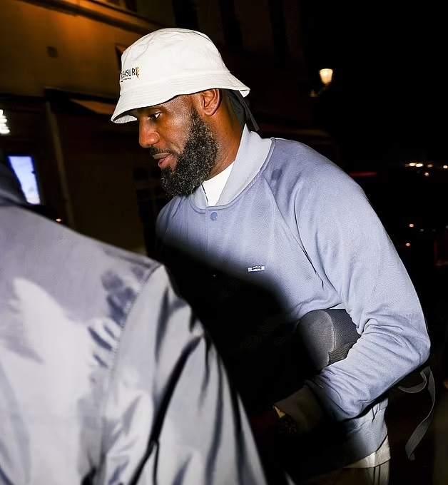 ESPNsavages's tweet photo. LeBron James and female patrons were spotted leaving Trendy Paris restaurant around 3am https://t.co/wwHzbUe6iH