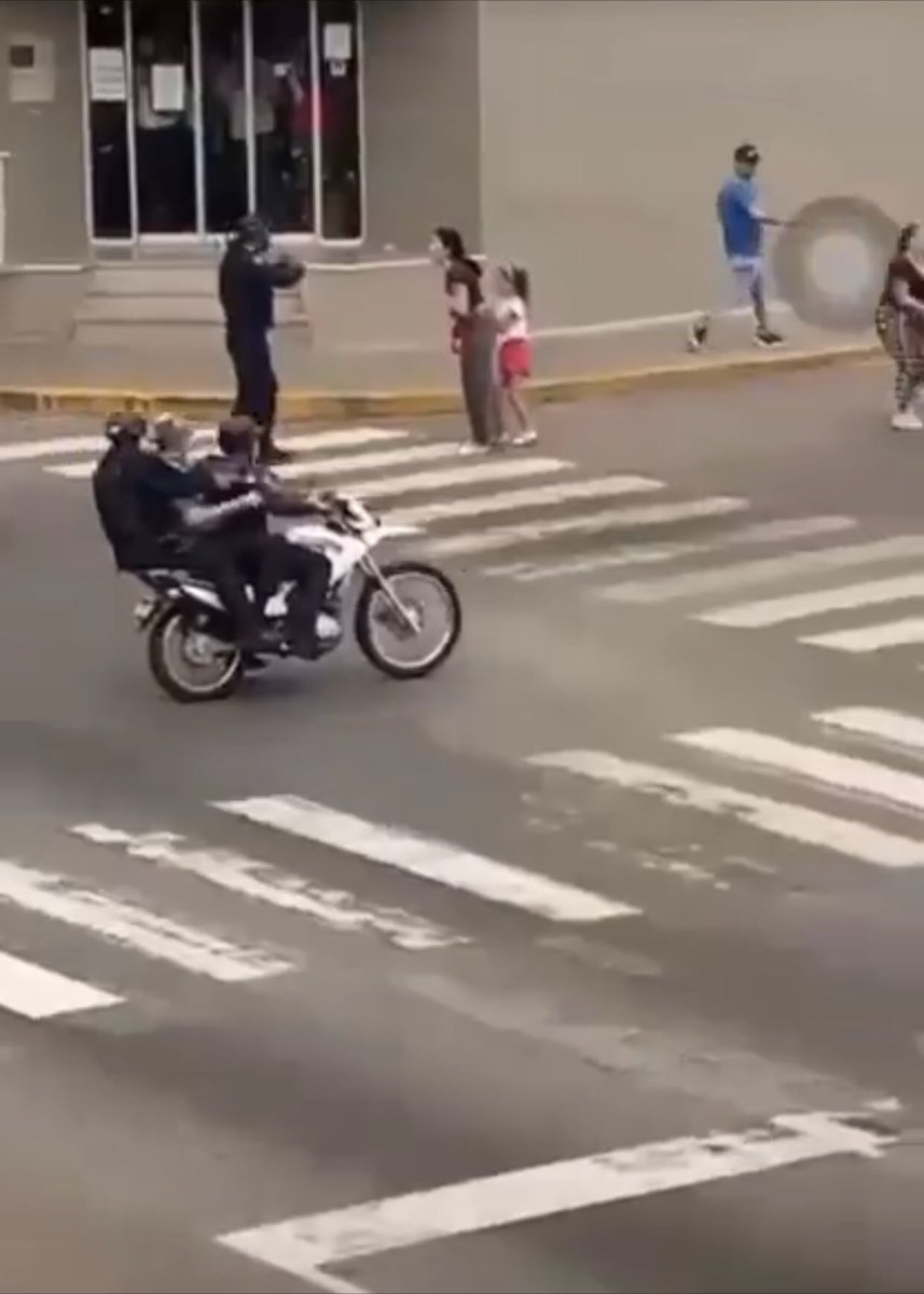 AnonymousVene10's tweet photo. Valera Estado Trujillo, Esbirro de la PNB somete a una ciudadana junto a su pequeña hija https://t.co/3Ayc8Ohlvc