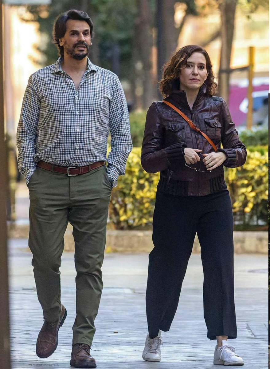 ¿Una pregunta?

¿Por qué el juez que investiga al novio de Ayuso por fraude reconocido no la cita a ella a declarar como testigo en la sede de la Presidencia de la Comunidad?

¿Y la fiscalía no ve nada raro?

¿Y los de Hacienda?

Contratos, comisiones millonarias con Quirón,