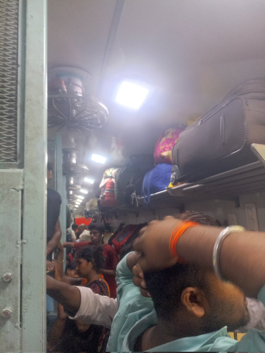 TheAnkitSpeaks's tweet image. लिच्छवी एक्सप्रेस के एक जनरल डिब्बे का हाल 🥺
अब आप ही लोग बताए की कैसे मिडिल क्लास के लोग सफर करते है 🥲🙏 
#LichhaviExpress 
#WantMoreGeneralClass
#IndianRailways