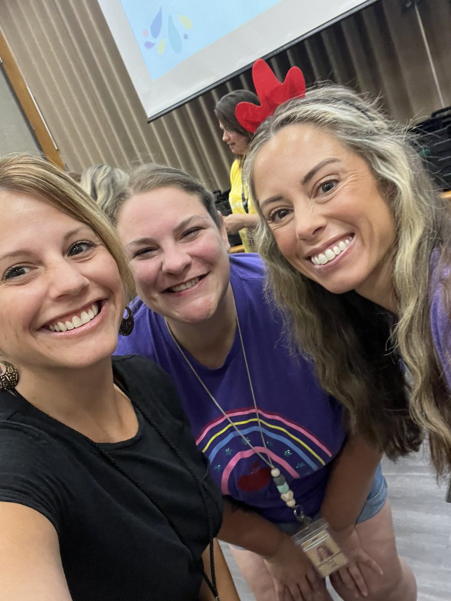 gingerjimenez's tweet photo. Social Selfies at the River! #wreeagles 💚💛 https://t.co/snIh8HLOJd