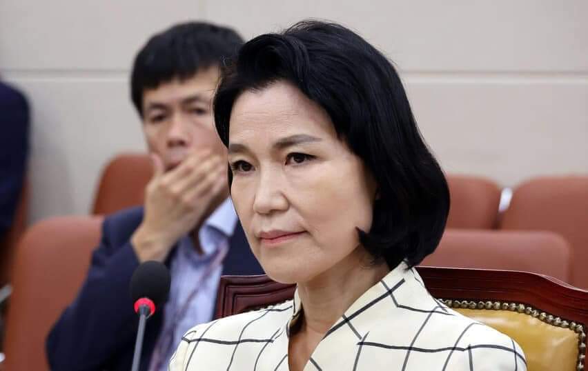 류근

공공의 적조차 장관급 기관장으로 출세하는 나라가 되었다. 아이들에게 무엇을 가르칠 수 있을 것인가. 나라의 멸망이 조금씩 앞당겨지고 있다. 불가역적이다. 대통령 하나가 이토록 짧은 시간에… 놀랍다. 사는 게 치욕 아니고 무엇인가.