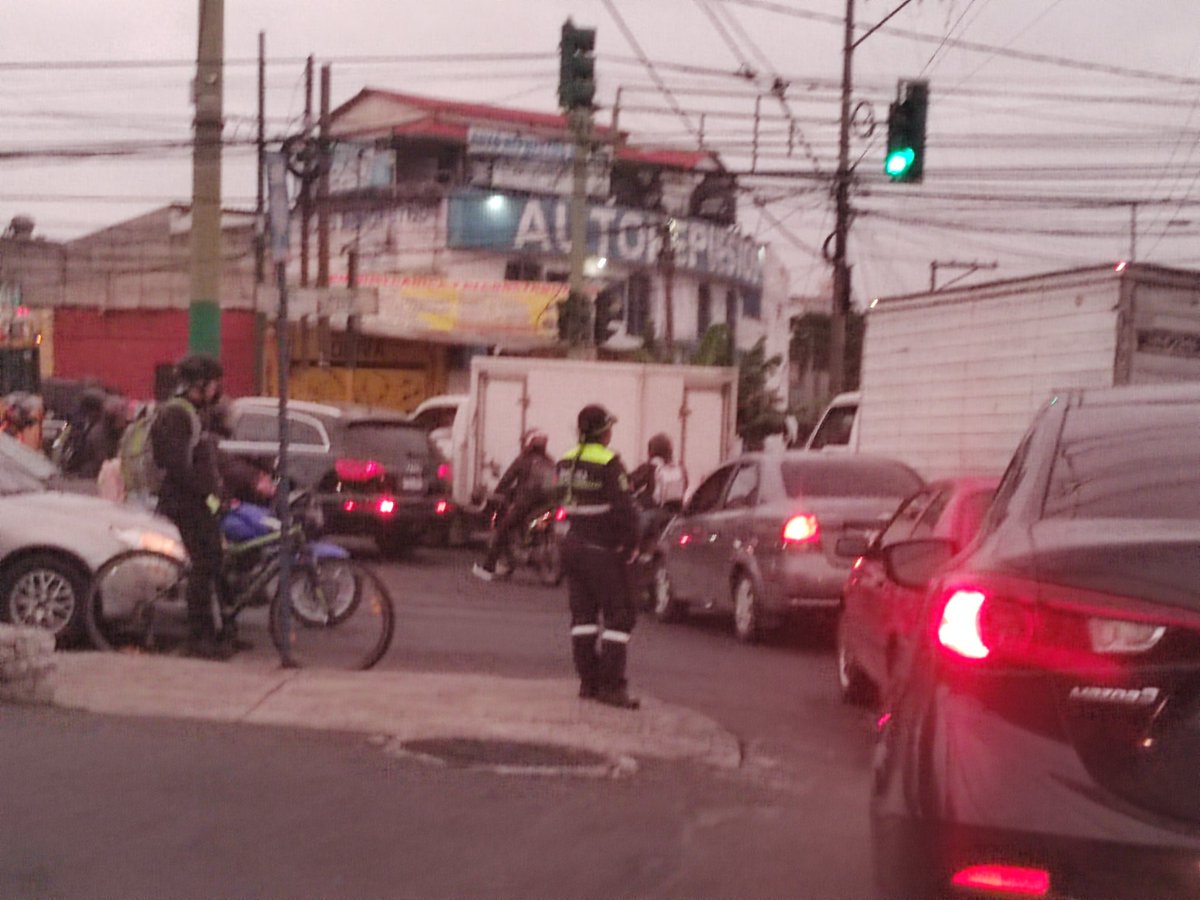 jaquinoo_'s tweet image. Si la ve por las calles de #Mixco tenga cuidado porque coloca multas ilegales y sin sentido. Además NO sabe dirigir el #TránsitoMixco y genera más tráfico de lo normal. ¡Cuidado con esta inepta! @mynorespinoza #traficogt