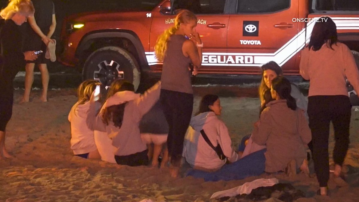 KTLA's tweet photo. Search called off for swimmer, 15, swept away in rip current off Huntington Beach https://t.co/42T1ShyoUH https://t.co/JhzZSchrrH