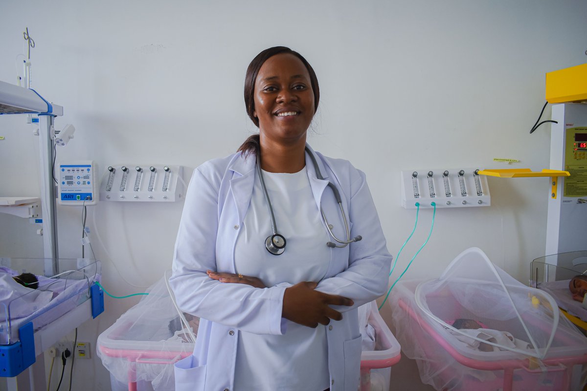 Dr. Maria Matei ni mmoja wa wanafuika wa mradi wa #USAIDAfyaYanguMamanaMtoto kutoka hospitali ya rufaa mkoani Katavi.  Mradi umemjengea uwezo wa ziada unaomuwezesha kuhudumia watoto njiti. Juhudi za namna hii zinalenga kupunguza changamoto ya vifo vya watoto wachanga nchini.