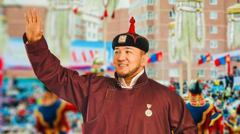 Үхэл чамайг баян, ядуу, хөгшин залуу гэж хэзээ ч ялгахгүй! Хол замд явахдаа  хурдаа тааруул л даа. Өөрийгөө  ч тэр өрөөлийг ч хайрла л даа🥲🥲 Запас амь бидэнд байхгүй ш дээ🙏🙏🙏  

Хайран сайхан залуу😭😭😭