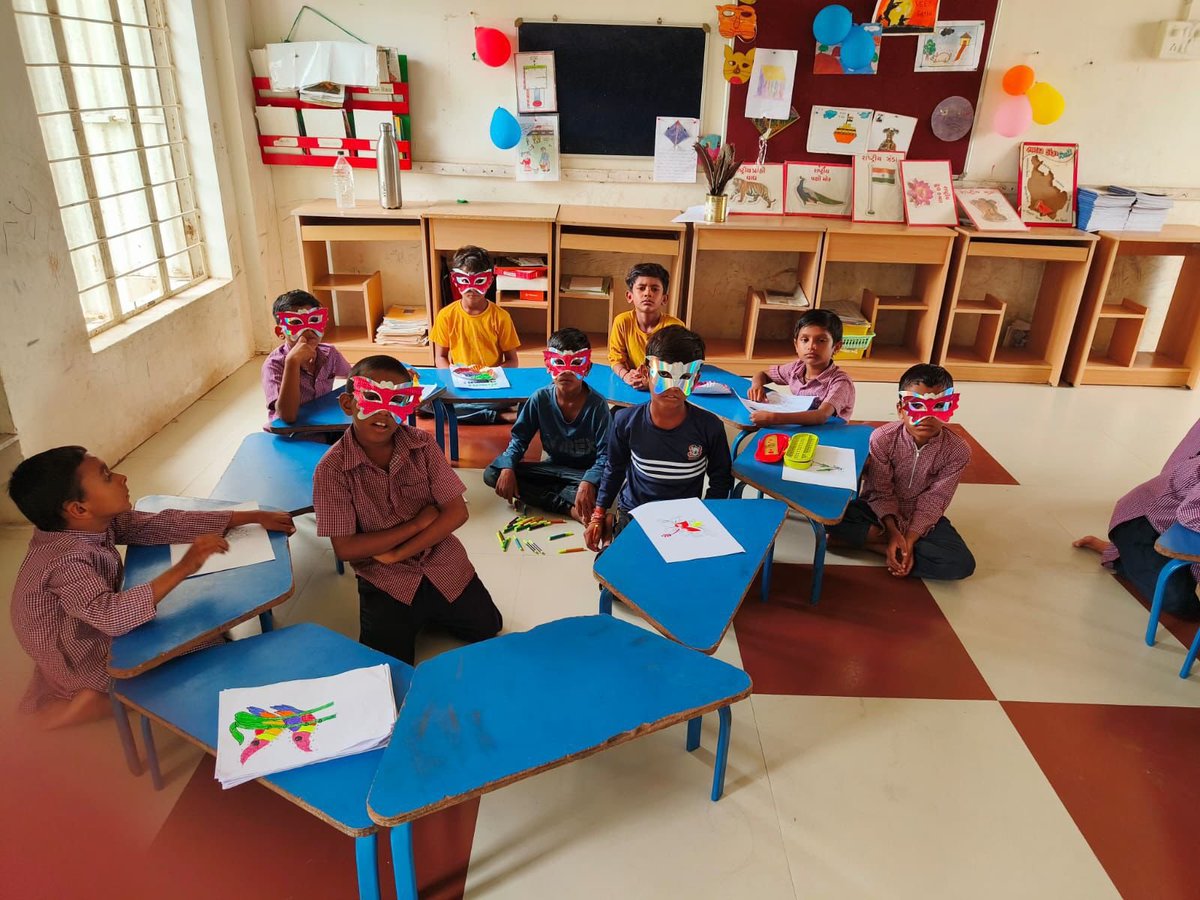 DDNewsGujarati's tweet image. "બાળકોને ગમતા બાળમેળા"

વિદ્યાર્થીઓમાં કૌશલ્ય વિકાસને પ્રોત્સાહિત કરવા 3 ઑગસ્ટથી સરકારી શાળાઓમાં યોજાશે બાળમેળા

બાળવાર્તા, માટીકામ, રંગપૂરણી, હસ્તકલાની કામગીરી, કાગળકામ, બાળવાર્તા આધારિત નાટકો જેવી વિવિધ પ્રવૃત્તિઓથી ખીલશે બાળકોની સર્જનશક્તિ

#BalMelo #SchoolActivities #Gujarat