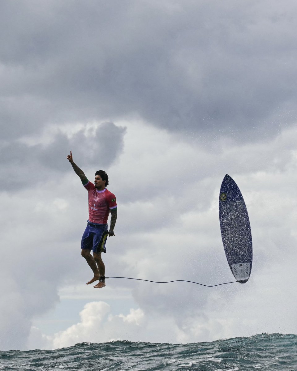 Phatill's tweet photo. Gabriel Medina had to soar for the photog to capture one of the greatest Olympic photos I've ever seen. The video is even more poetic in slow-mo. 

Astounding shot by Jerome Brouillet

#Surfing #Paris2024 

https://t.co/ya0NTJJV1Z https://t.co/KeznJNXxkH