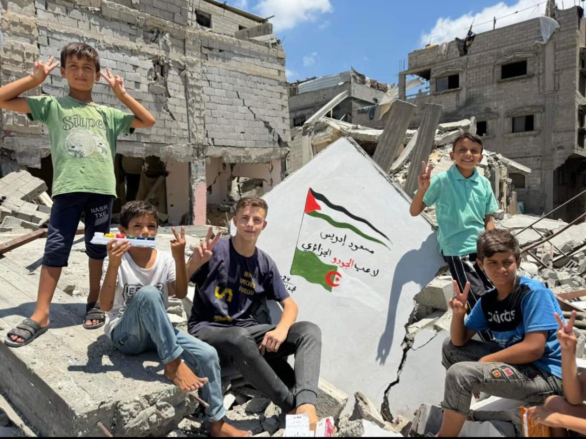 DZFOOTBALLDZ's tweet photo. 🚨Les enfants de Gaza rendent hommage à notre judoka Dris Messaoud après que ce dernier est refusé de combattre face à son adversaire israélien. 👊

QUELLE IMAGE 🇵🇸💚🇩🇿 https://t.co/3thlNla35l