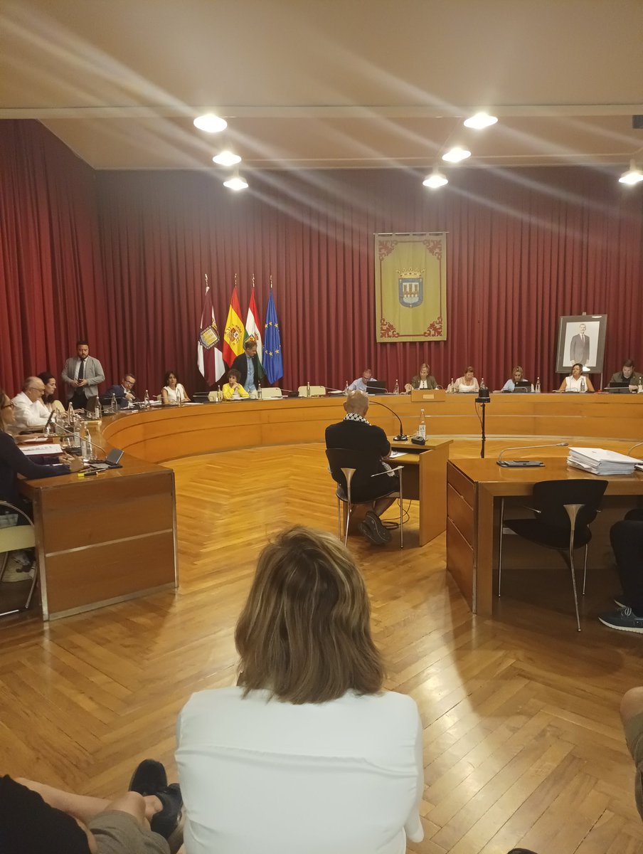 CCOOLaRioja's tweet photo. Pues al final el @AytoLogrono no ha aprobado una resolución en favor del pueblo palestino, del alto el fuego, y de la ayuda humanitaria, por los votos en contra del @pplogrono y V🤮x
Seguiremos reivindicando  los #DDHH desde la solidaridad y la hempatia 
#FreePalestine https://t.co/zpLeCO0L1c