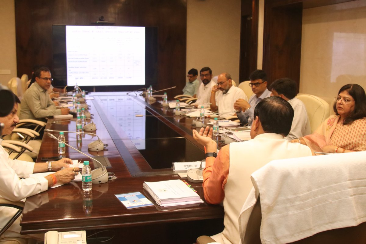 मुख्यमंत्री डॉ. मोहन यादव ने आज मंत्रालय में आयोजित बैठक में स्कूल शिक्षा विभाग की गतिविधियों की समीक्षा कर आवश्यक दिशा-निर्देश दिए। 

बैठक में स्कूल शिक्षा मंत्री श्री <a href="/udaypratapmp/">Uday Pratap Singh</a> एवं विभागीय अधिकारी उपस्थित रहे।

<a href="/DrMohanYadav51/">Dr Mohan Yadav</a>
#DrMohanYadav #CMMadhyaPradesh