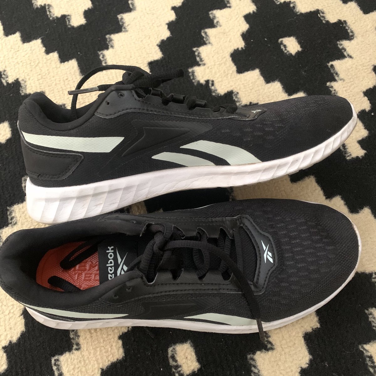 kiyaamie's tweet photo. Wts sneakers
- reebok 400k masih mulus bgt
- bumi 250k masih mulus bgt (2-3x pake)

#Zonajajan https://t.co/Wsi75v4gxa