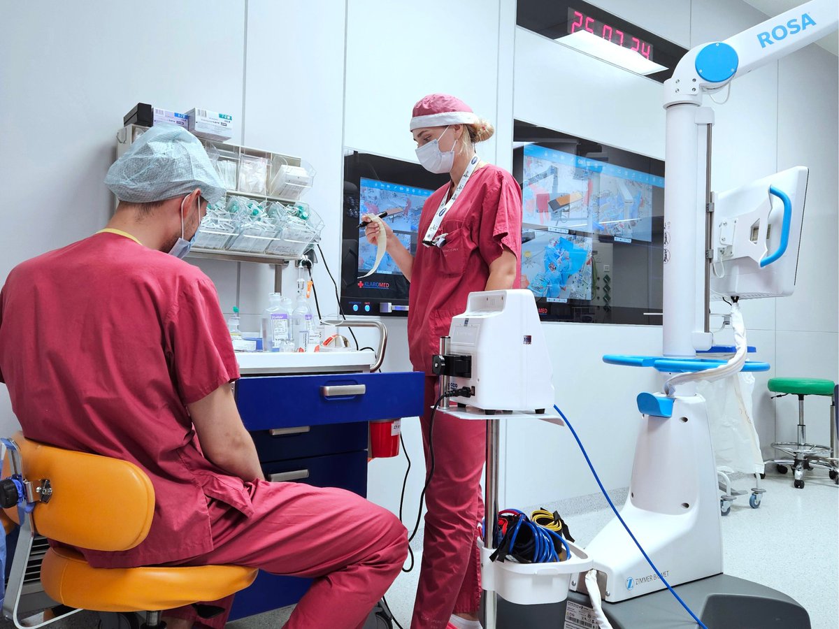 Duży sukces naszych specjalistów! Na Oddziale Ortopedii Szpitala św. Wincentego a Paulo w <a href="/MiastoGdynia/">Gdynia</a> przeprowadziliśmy 100. operację endoprotezoplastyki stawu kolanowego z pomocą nowoczesnego robotu ROSA! 🎉🌟
szpitalepomorskie.eu/setna-operacja…
#Ortopedia #Robotyka #SzpitalePomorskie