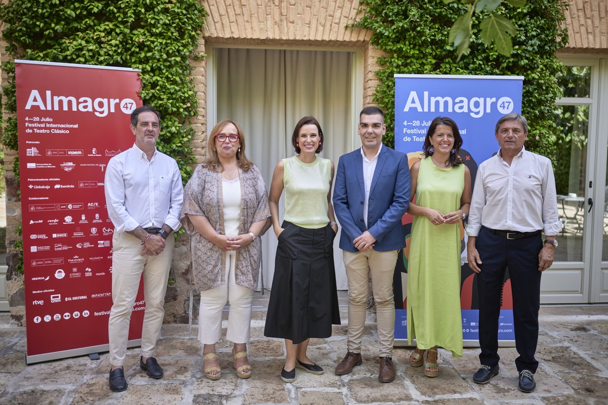 festivalalmagro's tweet photo. ❤️🌹🪭 Hacemos balance final ante medios de comunicación para evidenciar el éxito artístico y de público. 
🌟 Más de 65.000 personas han asistido entre el 4 y el 28 de julio a las más de 200 funciones y actividades.

💐 ¡Qué alegría! 💐  #Almagro47 https://t.co/EjIKC5YPBi