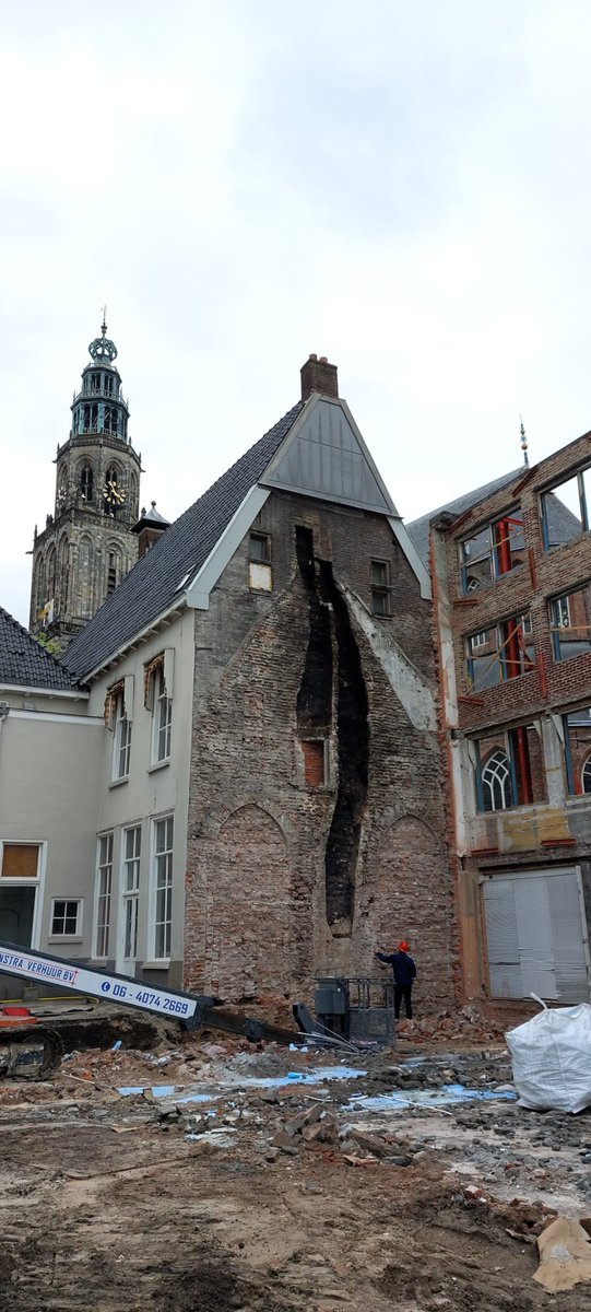 Momenteel is de opgraving in de bouwput van het nieuwe pand voor Vrijdag bezig. Veel oude muren, maar ook een kelder met 16e-eeuws trapje en een zeer oude gevel (15e eeuw) met gotische spaarbogen, twee oude rookkanalen en bovenin kloostervensters.
