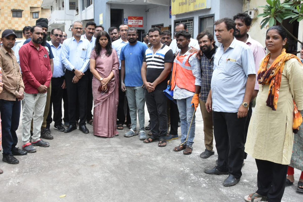 માન.કમિશનર શ્રીમતી શાલિની અગ્રવાલ IAS દ્વારા સારોલી વિસ્તારમાં સાફ -સફાઇ, VBDC કામગીરી, રસ્તા રીપેર કામગીરીની સમીક્ષા તથા સ્થાનિકો સાથે ચર્ચા કરવામાં આવી.આ વિસ્તારમાં વોર્ડ ઓફિસ&amp;હેલ્થ સેન્ટરના બાંધકામની કામગીરી અને સારોલી વોર્ડઓફીસમાં વેરાવસુલાતની કામગીરીનું નિરિક્ષણ કર્યું હતું.
