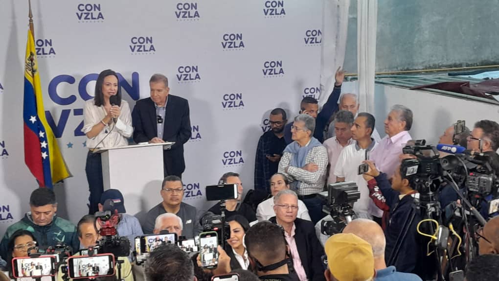 Se volvieron a equivocar.

La soberbia en política es muy mal consejera.

Subestimar y burlarse de un pueblo que salió mayoritariamente de manera democrática y electoral, a expresar con votos su descontento, es un gran error.

Las mentiras tienen patas cortas. DIOS con Venezuela.