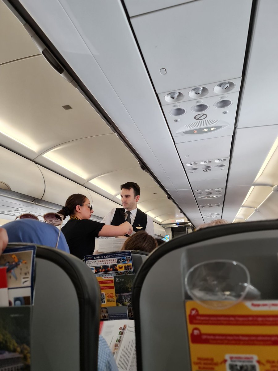 1 saattir 40 kusur derece sicaklikta 14:10  Frankfurt Ankara ucaginin icinde bekliyoruz sicaktan cocuklar agliyor herkes isyanda <a href="/ucurbenipegasus/">Pegasus Hava Yolları</a> <a href="/pegasusdestek/">PegasusDestek</a>