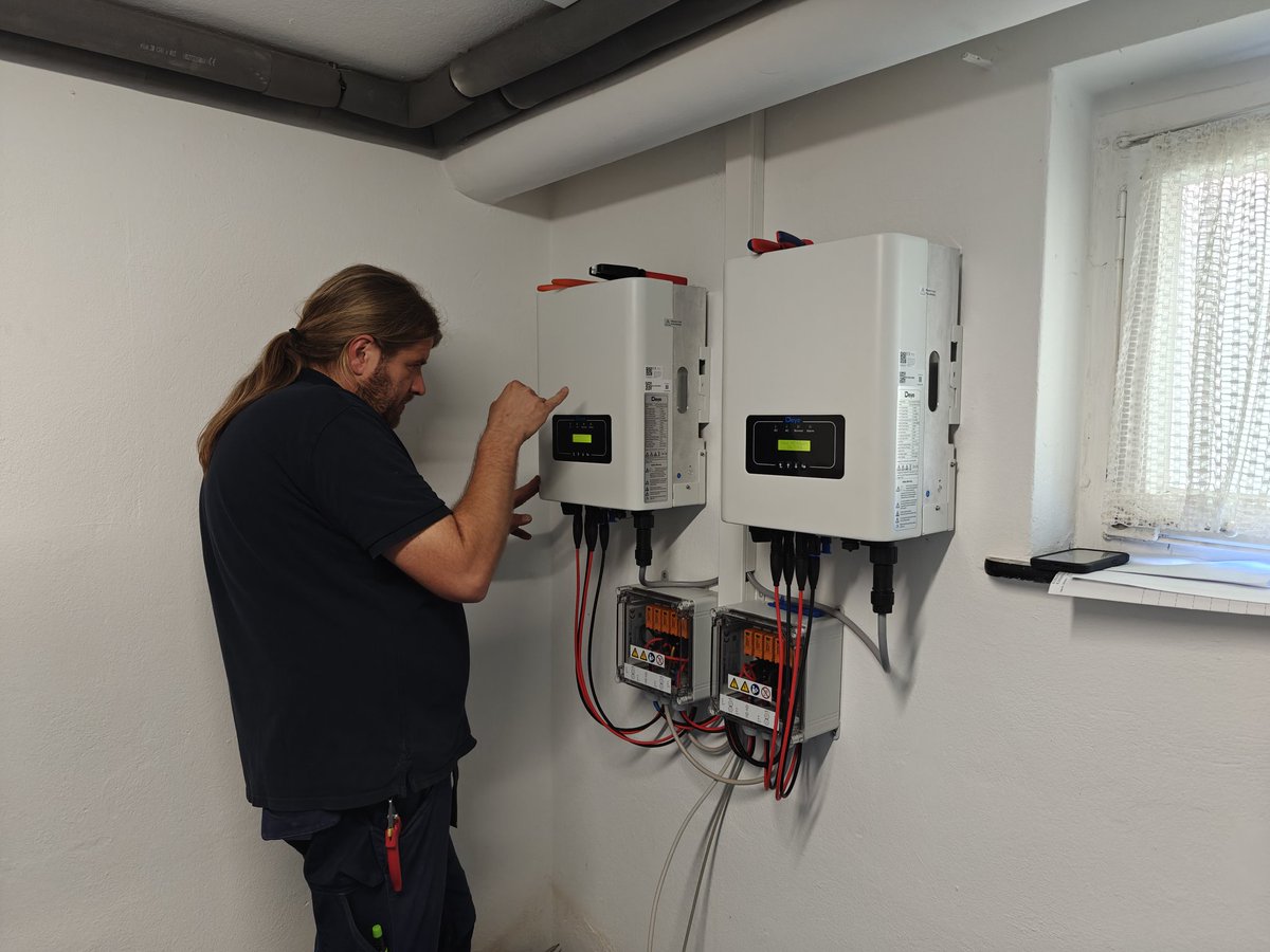 DiedrichLeander's tweet photo. Die Anlage läuft! Zweimal 10 kW fließen ins Netz⚡⚡⚡ #PV https://t.co/73Syh8QwFV
