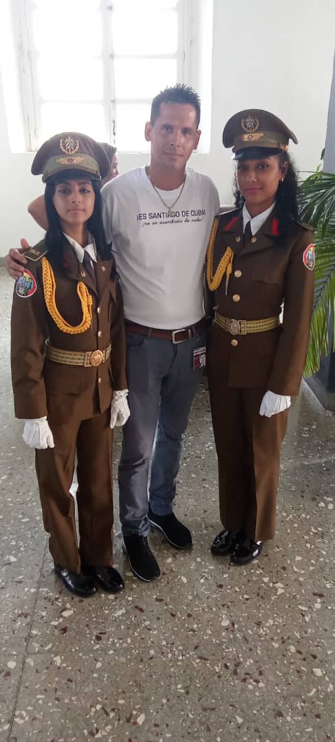 HendyPrez2's tweet photo. Ellos son jóvenes de estos tiempos, defensores de nuestra #Revolución, cada uno desde su trinchera, quien dise q la continuidad no está garantizada, aquí se hace Patria, se hace Revolución, "En la  unidad esta la fuerza" hacemos #Cuba. #DeLaTallaDeFrank.@MeyvisEstevezE @UJCdeCuba https://t.co/lePDTUrA5P