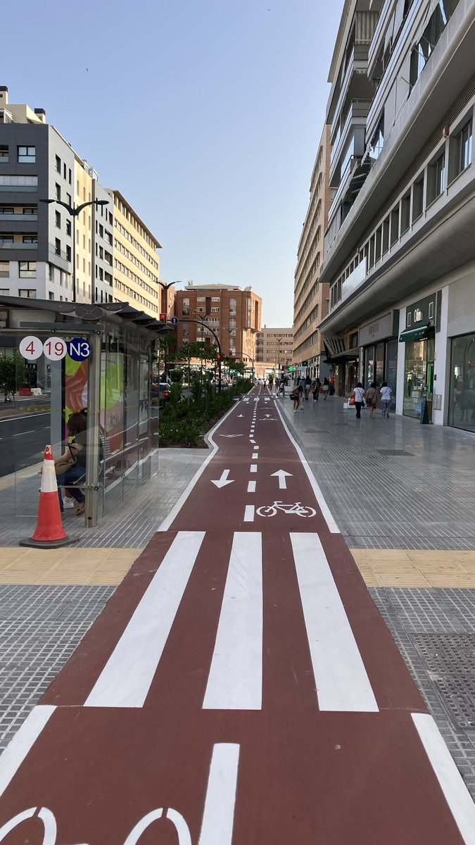‼️Nuevo tramo de carril bici en Callejones del Perchel (150 m).

👏Cuando las cosas se hacen bien, lo aplaudimos. 

✅Trazado por detrás de parada de bus
✅Separación de calzada con plantas
❌Restar espacio a peatones

🚲Infraestructuras así deben ser la norma y no la excepción