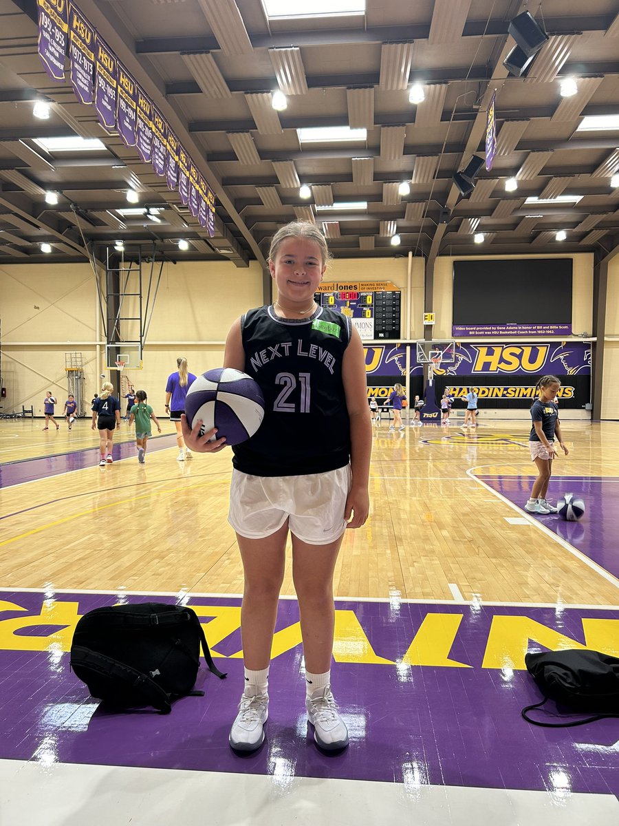 I spy my girl right on the middle smiling at the first day of camp! <a href="/cowgirl_bball/">Hardin-Simmons WBB</a> <a href="/MaesynGay/">MaeSyn_Gay</a>  she had fun! Now for day 2! 💜🏀🤠