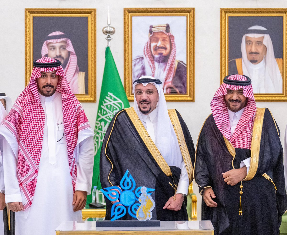 abdullah_al7o's tweet photo. أشاد سموه بجهود منسوبي التجمع بمختلف مستوياته ومكوناته ودورهم في تطوير مستوى الخدمات الصحية المقدمة للمستفيدين ..

تشرفت بتكريم من سمو #أمير_منطقة_القصيم وسعادة الرئيس التنفيذي لتجمع القصيم الصحي من ضمن المتميزين من قيادات ومنسوبي التجمع https://t.co/uVlqv7dNg3
