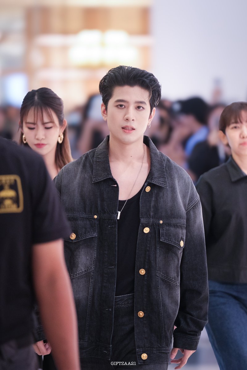 Nareenad_Gift's tweet photo. นี่เดินหรือลอยมาคะ 

Versace Mercury Sneakers Launch 

#VERSACESNEAKERSwithXX 
#XXSIVK https://t.co/OkYlmlUHtW