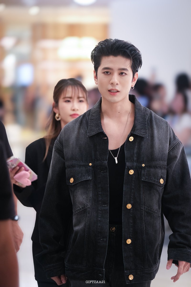 Nareenad_Gift's tweet photo. นี่เดินหรือลอยมาคะ 

Versace Mercury Sneakers Launch 

#VERSACESNEAKERSwithXX 
#XXSIVK https://t.co/OkYlmlUHtW