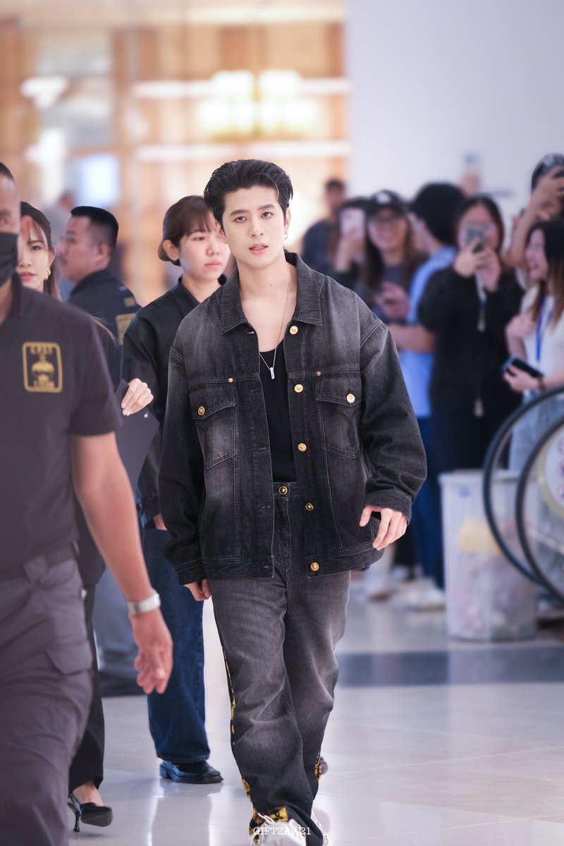 Nareenad_Gift's tweet photo. นี่เดินหรือลอยมาคะ 

Versace Mercury Sneakers Launch 

#VERSACESNEAKERSwithXX 
#XXSIVK https://t.co/OkYlmlUHtW