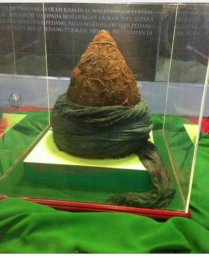 (﷽)
 مَا كَانَ مُحَمَّدٌ أَبَا أَحَدٍ مِنْ رِجَالِكُمْ وَلَٰكِنْ رَسُولَ اللَّهِ وَخَاتَمَ النَّبِيِّينَ ۗ وَكَانَ اللَّهُ بِكُلِّ شَيْءٍ عَلِيمًا ۝  (ﷺ)🖤