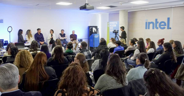 EngineerAriel's tweet image. Industria, universidades y gobierno se unen para cerrar la brecha de género en IT con la iniciativa "1000 Mujeres IA". Este programa busca empoderar a las mujeres en inteligencia artificial y tecnología. #1000MujeresIA #InclusiónTech #IAmIntel bit.ly/3Yo0mFq