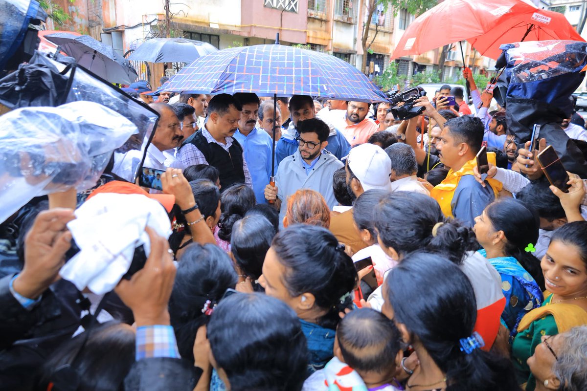 AUThackeray's tweet photo. आज पुण्यातील सिंहगड रोड येथील आनंद नगर, एकता नगर ह्या पूरग्रस्त भागांना भेट देऊन पाहणी केली. 

ह्यावेळी येथील रहिवाशांसह संवाद साधून एकूणच घटनेबद्दलचं त्यांचं म्हणणं ऐकून घेतलं. त्यांच्याकडून समजलं की, रात्री कुठलीही पूर्वसूचना न देता खडकवासला धरणातून पाणी सोडण्यात आलं. त्यानंतर १५ मिनिटांत परिसरातील वीज कापली गेली. वेळेत मदत न मिळाल्याने वयोवृद्ध, लहान मुले, स्त्रियांचे अतोनात हाल झाले. 

तसेच नुकसानीचे झालेले पंचनामे, मदतकार्य ह्याविषयी संबंधित अधिकाऱ्यांशी चर्चा केली.