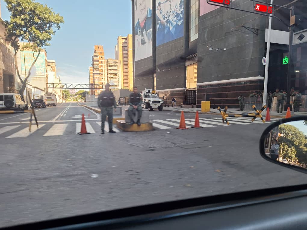#30Jul #Caracas 
 Reportan presencia de militares en el oeste de #Caracas, a la altura de la Av. Sucre en el paso desviado hacia la Plaza O' Leary. 

📷: Cortesía - <a href="/VPITV/">VPItv</a>
