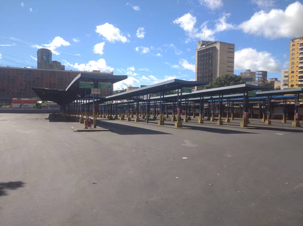 #30Jul 9:28 am #Caracas #RecorridoReporteYa 
 Así se encuentra el Terminal de Nuevo Circo en Caracas, sin unidades de transporte para la hora.
