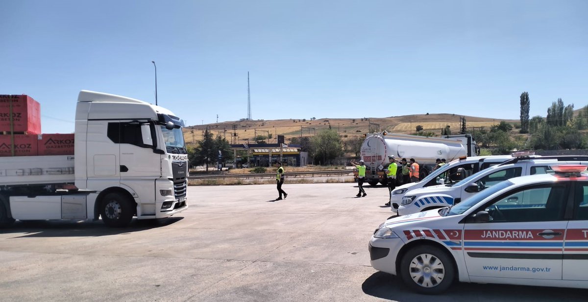 Bugün, İçişleri Bakanlığı 2024 yılı eylem planı kapsamında Elmadağ Karayolu Denetim İstasyonunda Emniyet, Jandarma ve Karayolları 4. Bölge Müdürlüğü ekipleri ile birlikte müşterek denetimlerimiz yapılmıştır.