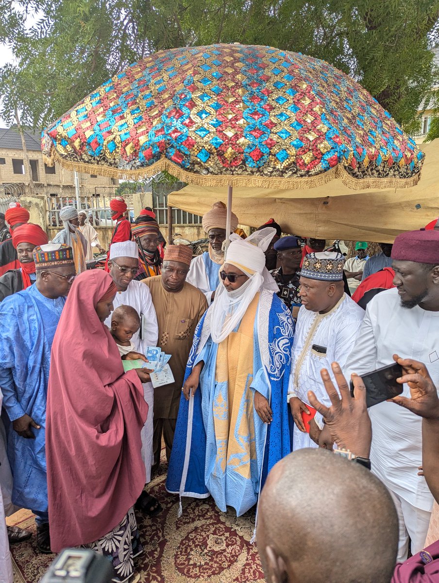 salimpotter's tweet photo. @NewIncentives @misbahuelhamza @KadunaMOH @baweedx @nurabatsari The Emir then flagged off the grant addition to some beneficiaries, where he presented some caregivers with the additional Livelihood Grant. https://t.co/x4fp1SmVsI
